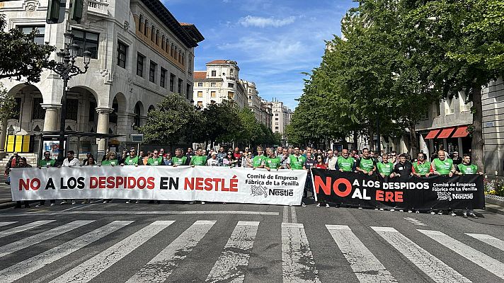TeleCantabria - Los trabajadores de Nestlé cortan Calvo Sotelo, en Santander, para protestar por el ERE