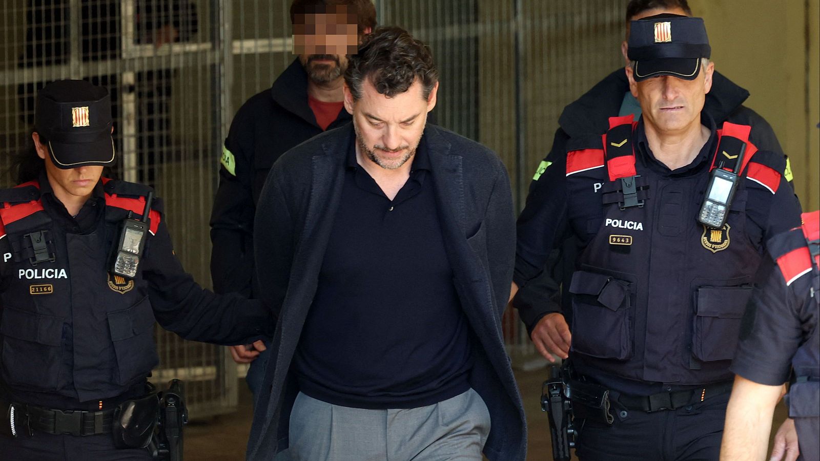 Detienen a Jonathan Andic, acusado de la muerte de su padre, Isak Andic - Telediario 1 | Ver