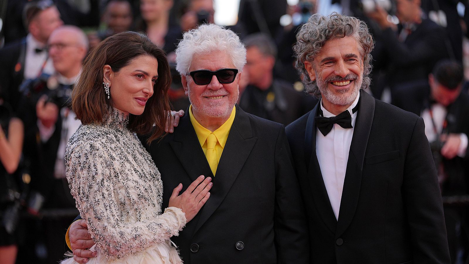 Almodóvar presenta 'Amarga Navidad' en Cannes, su apuesta por la Palma de Oro - Telediario 2 | Ver vídeo