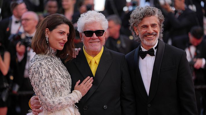 Telediario 2 - Almodóvar pasea 'Amarga Navidad' por la alfombra roja de Cannes