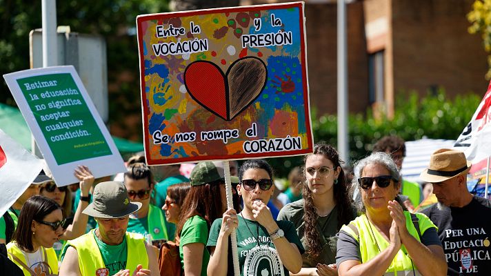 L'informatiu - Comunitat Valenciana - Els sindicats consulten el professorat si volen continuar endavant amb la vaga indefinida