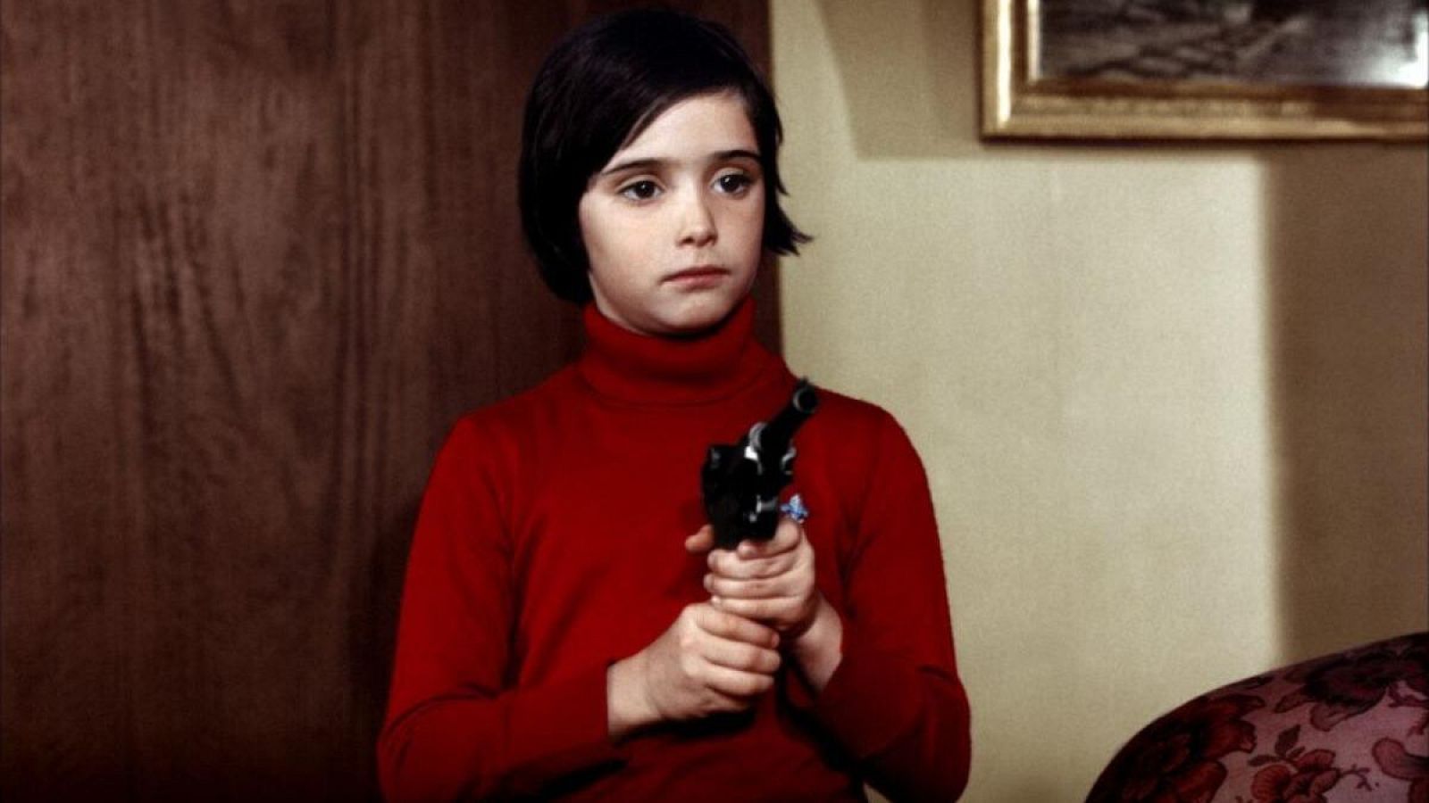 'Cría cuervos', de Carlos Saura, vuelve a Cannes 50 años después - Telediario 1 | Ver