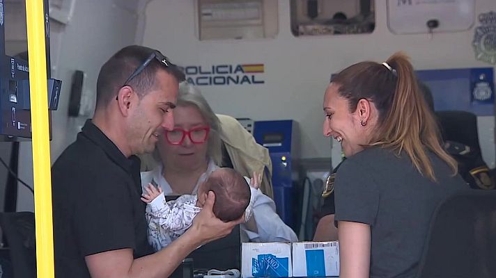 - Renovar el DNI sin salir del pueblo: así es la furgoneta de la Policía Nacional que recorre el país para expedir el documento
