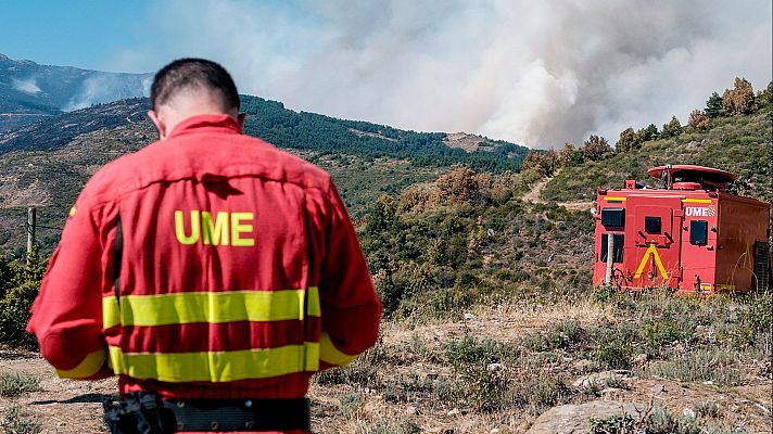 Efectivos de la UME durante las labores de extinción del incendio en el Pico del Lobo, en Guadalajara, en septiembre de 2025