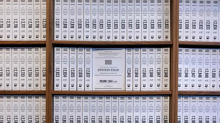 Telediario 2 - Una muestra en Nueva York exhibe cajas con copias de los archivos del caso Epstein