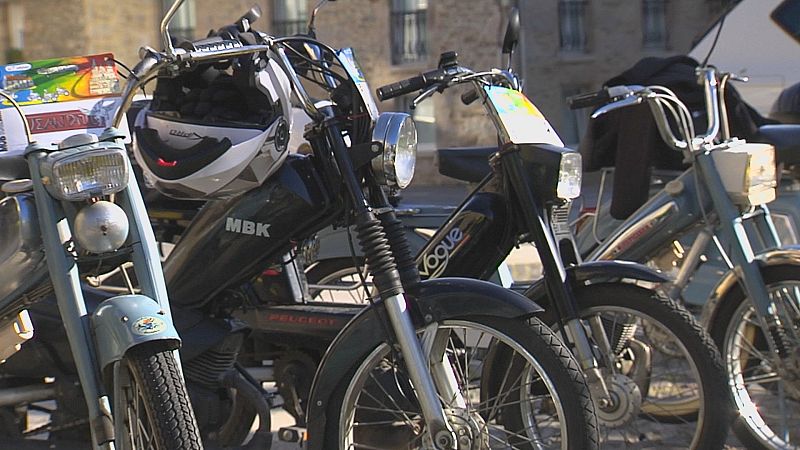Xubilados franceses peregrinan a Santiago en mobylettes - Telexornal - Galicia | Vexa