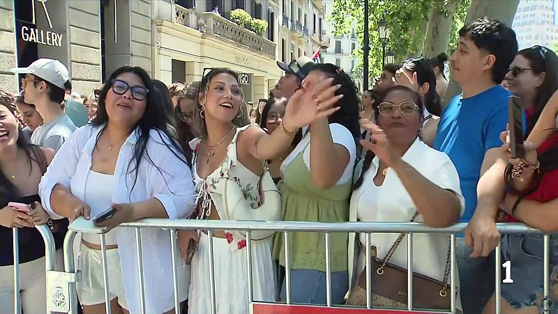 Expectació màxima a Barcelona per l'arribada de Bad Bunny - L'Informatiu | Veure