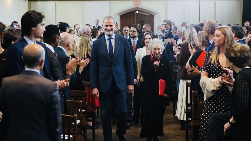 Felipe VI cierra su viaje a Canadá con la visita a su antiguo colegio - Telediario 2 | Ver vídeo