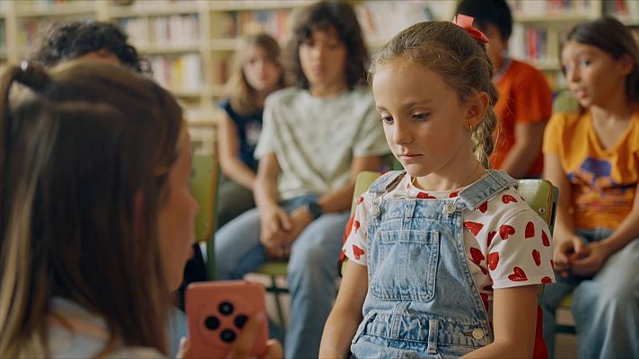 Barrio Esperanza - Claudia descubre a Martina con el móvil en clase