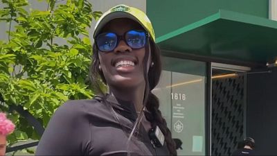 El c�lido recibimiento de las Seattle Stoms a Awa Fam - Baloncesto al d�a | Ver