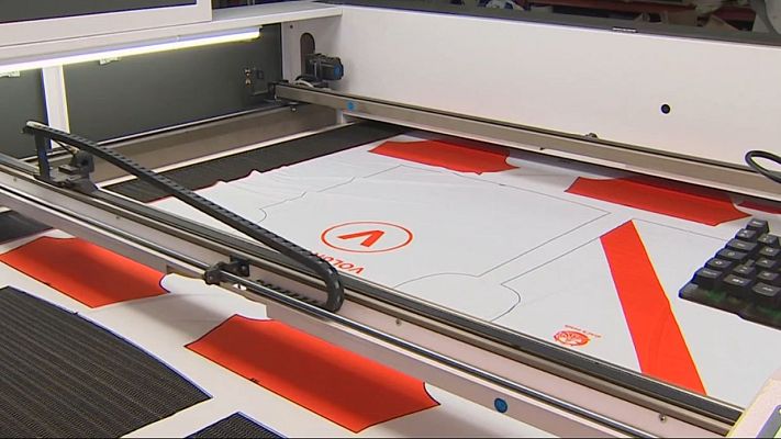Telediario 1 - Una empresa toledana confecciona a contrarreloj 18.000 camisetas para recibir a León XIV