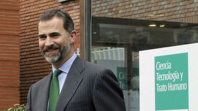 El Príncipe de Asturias visita por segunda vez al rey tras la operación de dos hernias discales