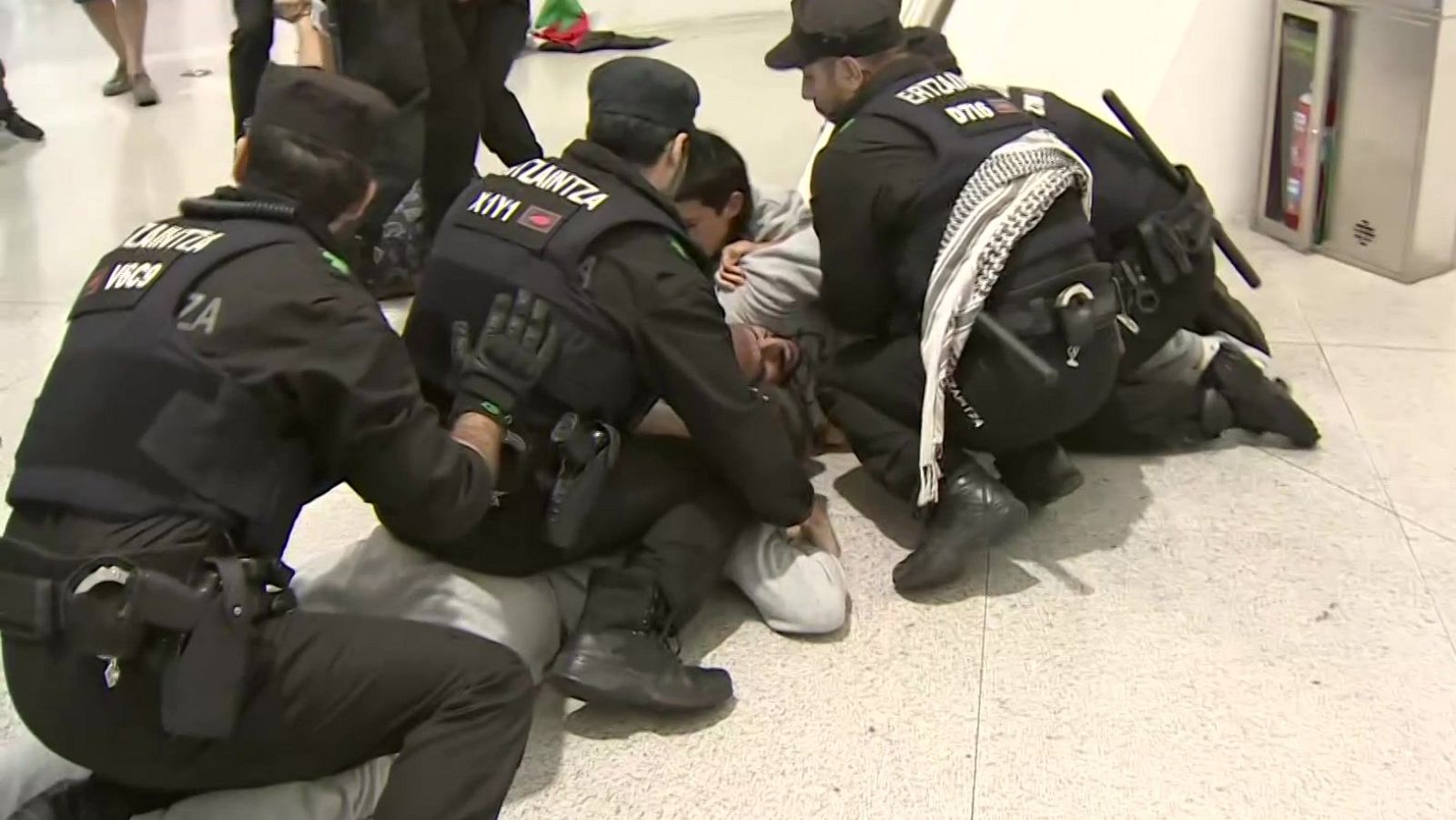 Ertzaintza carga contra activistas de la flotilla en el aeropuerto de Bilbao - Fin de semana 24h | Ver