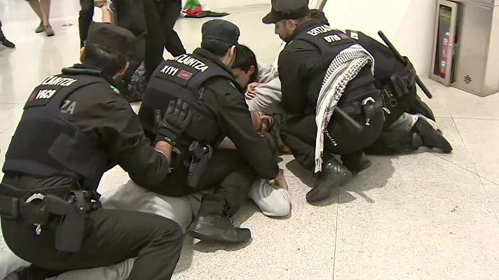 Fin de semana 24h - La Ertzaintza carga contra activistas de la flotilla a su llegada al aeropuerto de Bilbao
