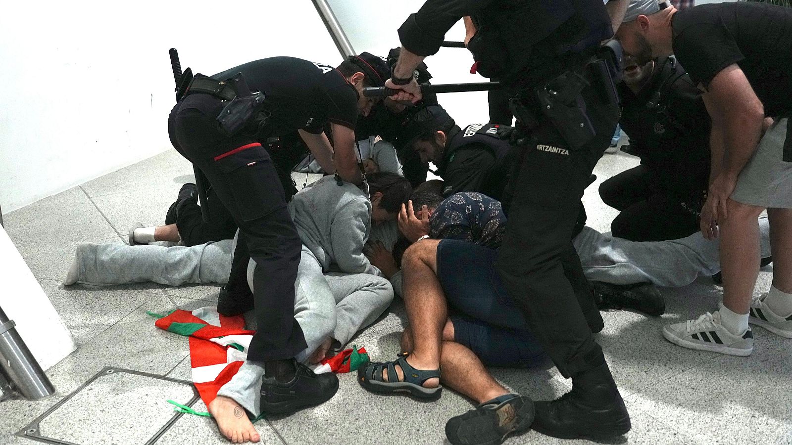 Ertzaintza carga contra activistas de la flotilla en el aeropuerto de Bilbao - Fin de semana 24h | Ver