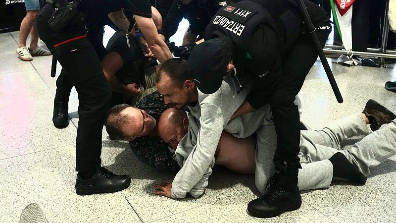 La Ertzaintza carga contra activistas de la Flotilla a su llegada a Bilbao | Ver