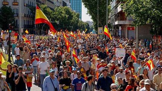 Miles de personas piden en Madrid la dimisi�n de Pedro S�nchez tras la imputaci�n de Zapatero