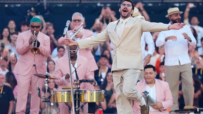 Telediario Fin de Semana - Bad Bunny lleva a Barcelona una fiesta boricua llena de reguetón, salsa y nostalgia
