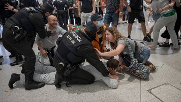 La Ertzaintza carga contra activistas de la flotilla a su llegada a Bilbao