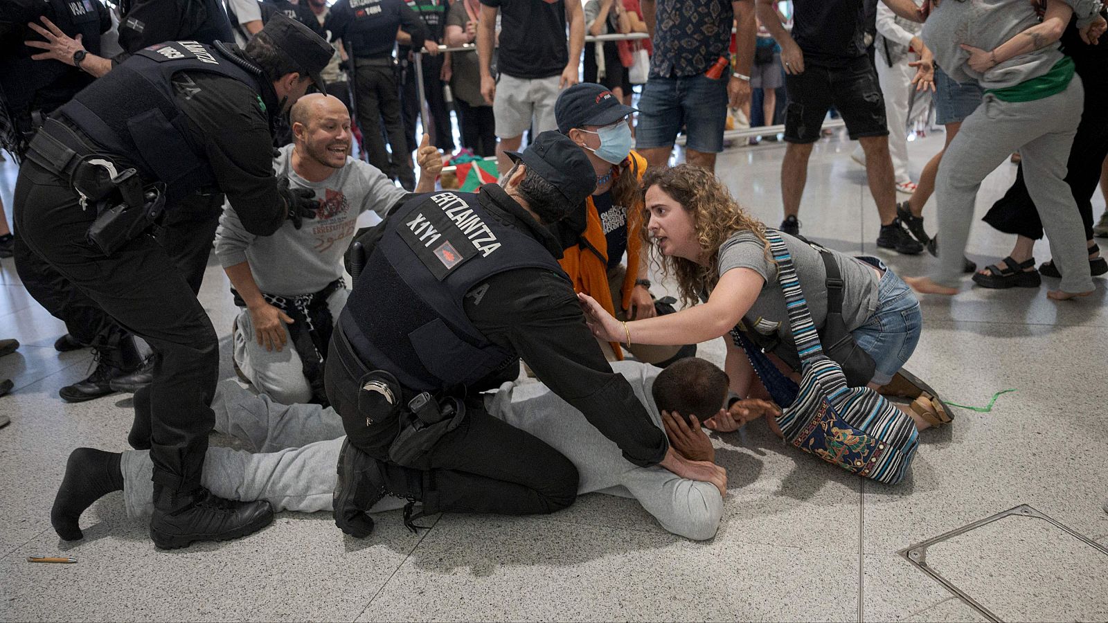 La Ertzaintza carga contra activistas de la Flotilla en el aeropuerto de Bilbao | Ver