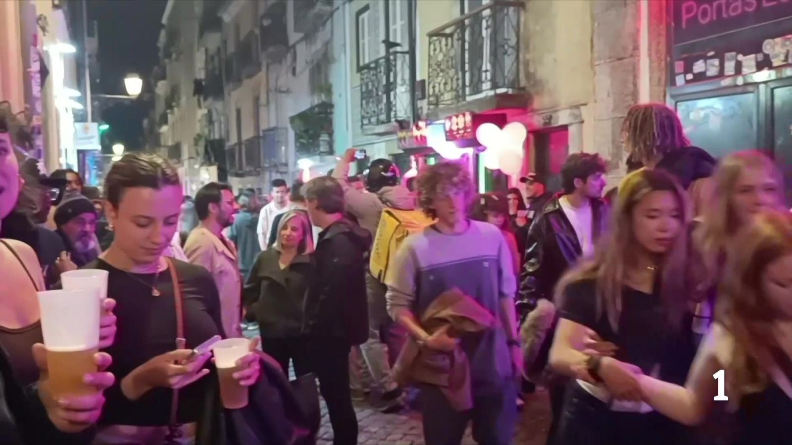 El turismo de alcohol en el Barrio Alto de Lisboa - Telediario Fin de Semana | Ver