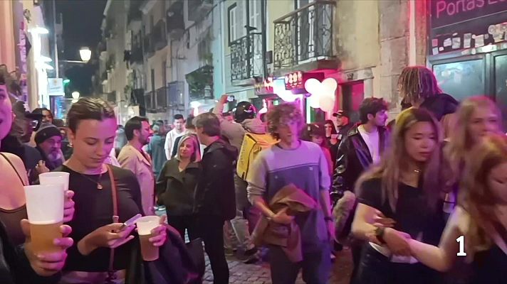 Telediario Fin de Semana - El turismo de alcohol en el Barrio Alto de Lisboa despierta las quejas de los vecinos