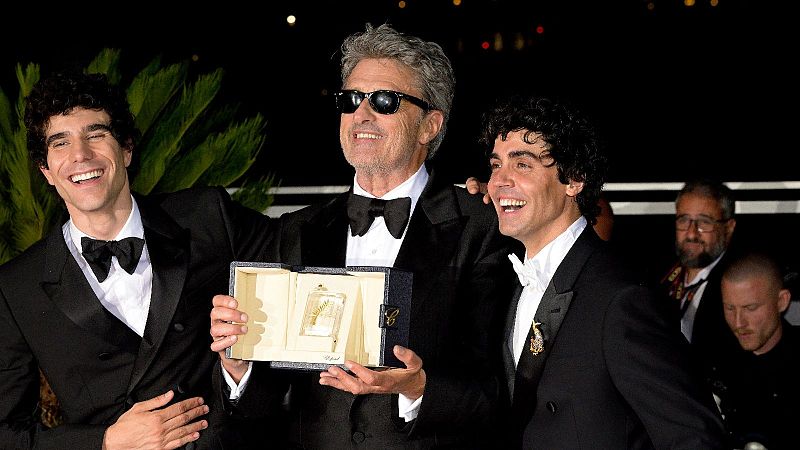 Los Javis, mejor dirección en Cannes por 'La bola negra' | Ver