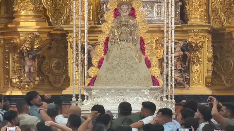 Los almonteños saltan la reja a las 3:02 horas, dando comienzo la procesión de la Virgen - Telediario Matinal | Ver