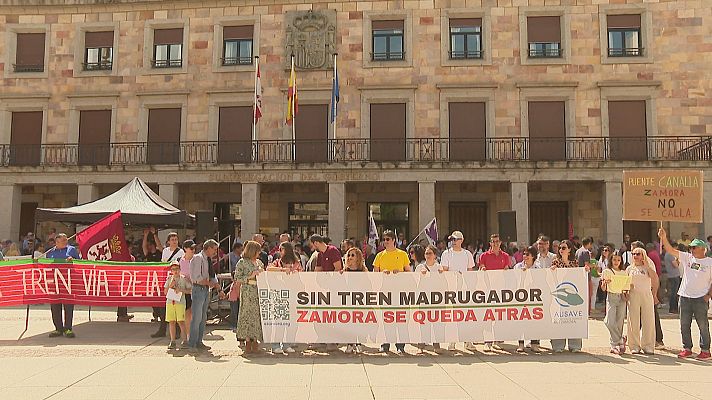 Noticias de Castilla y León - Más de 500 zamoranos salen a la calle contra el aislamiento ferroviario