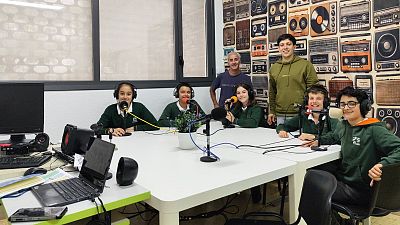 El alumnado de Jesuitinas Pamplona reacciona a su informativo emitido en Radio 5