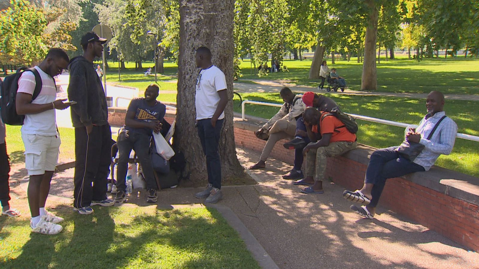 Migrantes de Mali viven en la calle en PAmplona - Telenavarra | Ver