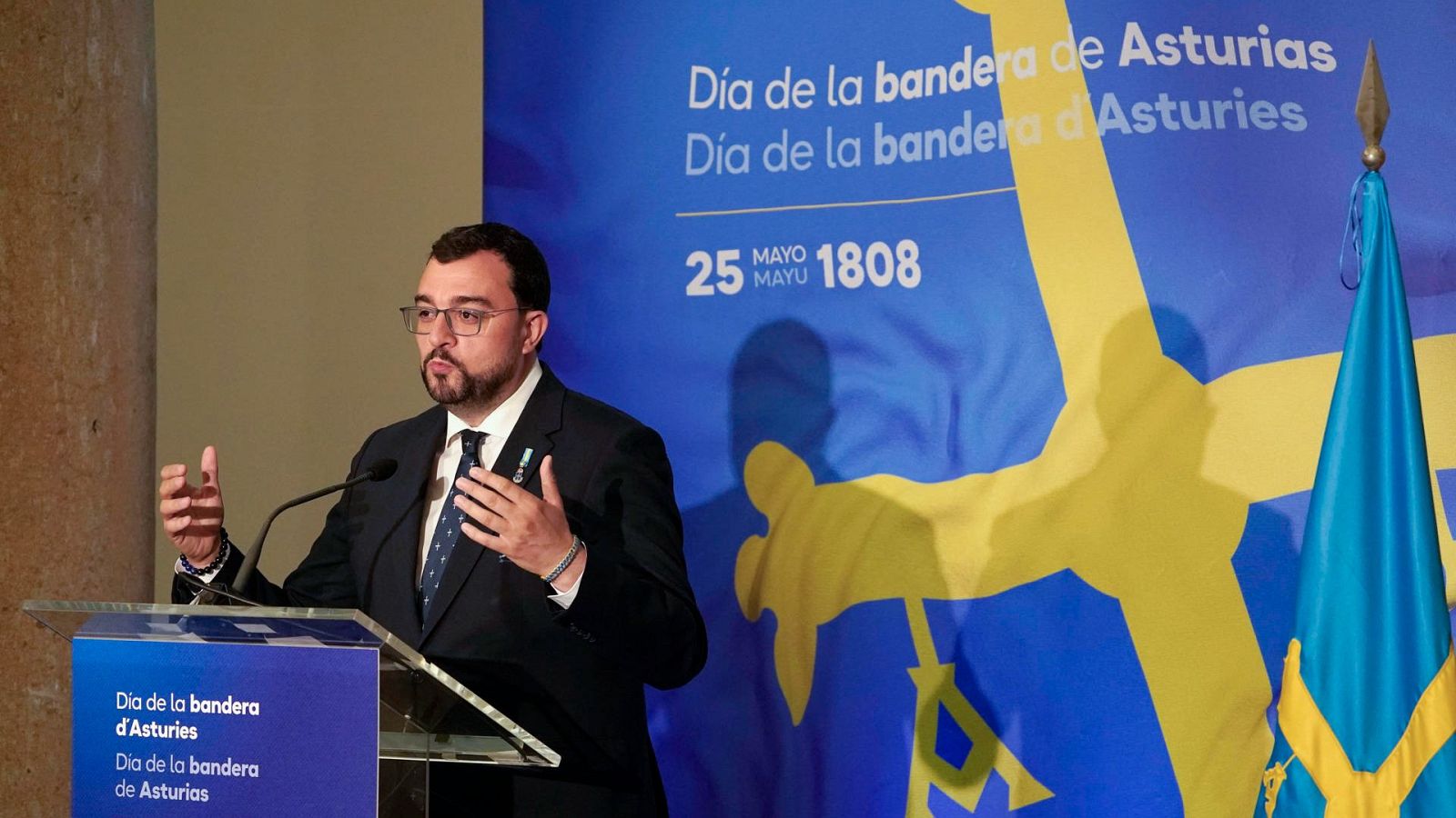 Asturias celebra el Día de la Bandera - Panorama Regional | Ver