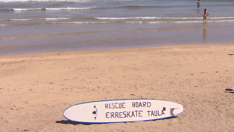 Surfistas de Zarautz ponen sus tablas a disposición de los bañistas por si son necesarias para realizar algún rescate | RTVE Play – Ver ahora