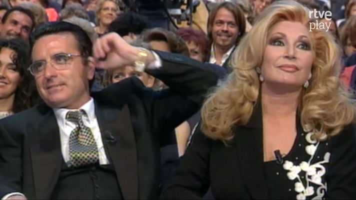 Rocío Jurado y José Ortega Cano posan juntos, ella con chaqueta negra bordada y él con traje oscuro. Logo \"rtve play\" visible.