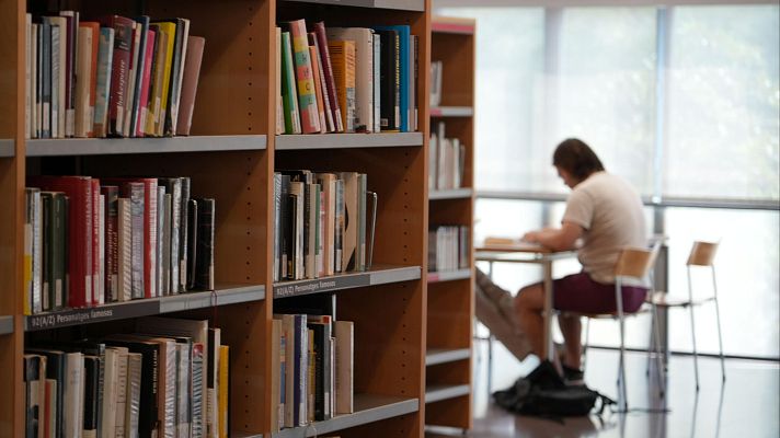 L'Informatiu - Vaga indefinida a les biblioteques de Barcelona a les portes de la selectivitat