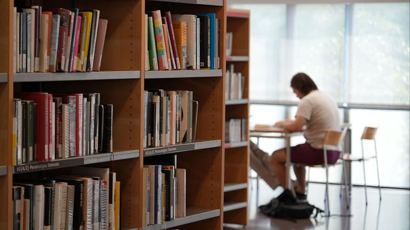 Vaga a les biblioteques de Barcelona abans de la selectivitat - L'Informatiu | Ver