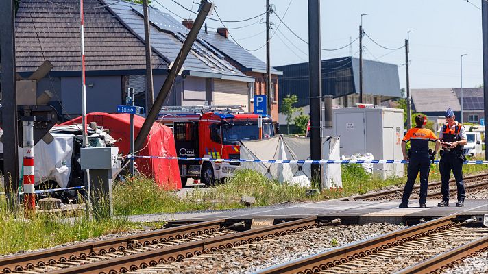  - Al menos cuatro muertos en el choque de un minibús escolar con un tren en Bélgica