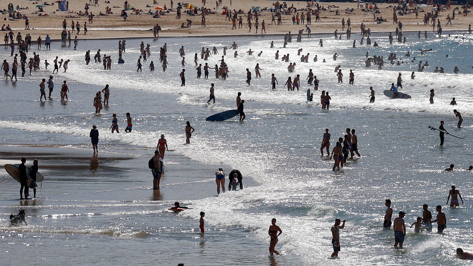Surfistas convertidos en socorristas: 100 rescates en las playas vascas por las altas temperaturas