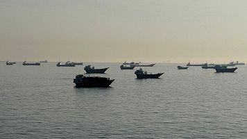 EE.UU. ataca embarcaciones y bases de lanzamiento de misiles en Ir�n, mientras siguen las negociaciones de paz