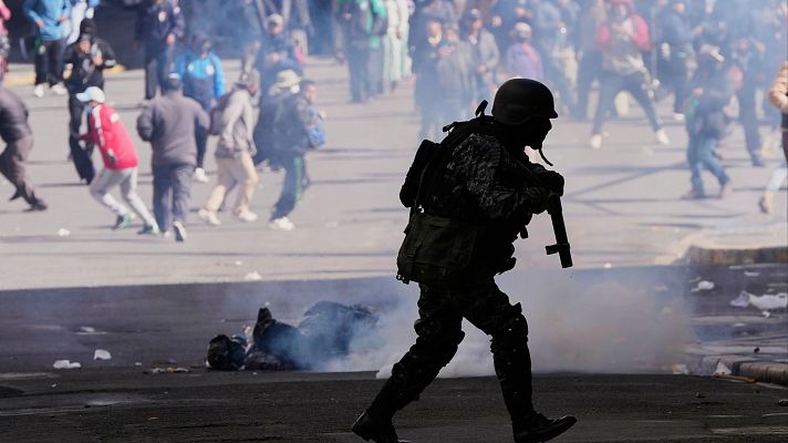 La tarde en 24h - El presidente de Bolivia anuncia una rebaja del 50% de su sueldo para calmar a los manifestantes