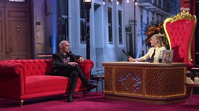 Luis Tosar interpreta "Girls Just Want To Have Fun" con los Manny Calavera