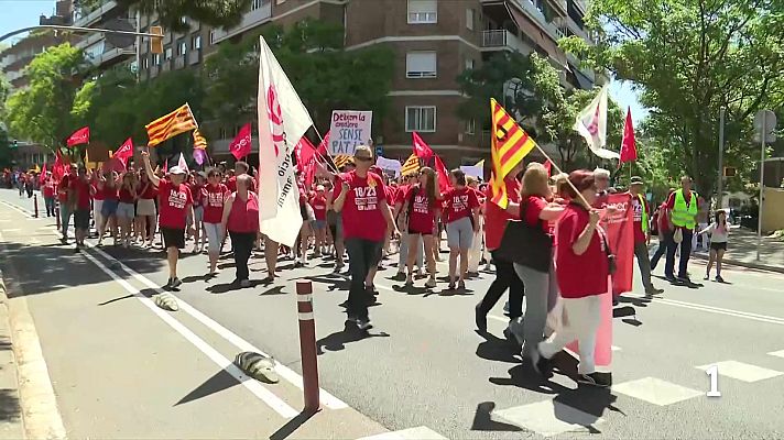 L'Informatiu - Els docents tornen a sortir al carrer mentre continuen les negociacions