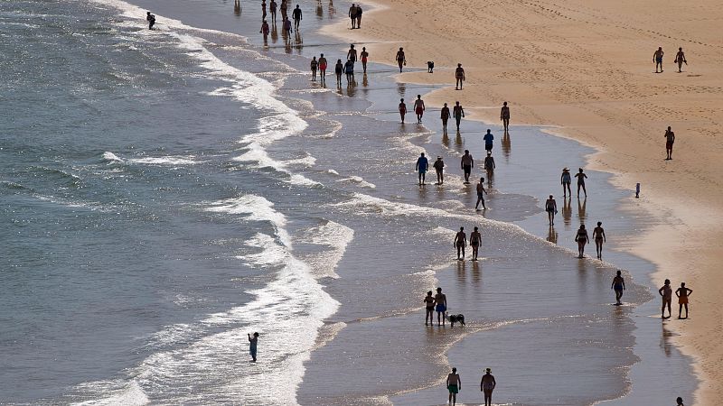 La temporada de playa se adelanta y los servicios de vigilancia piden precaución - TeleCantabria | Ver