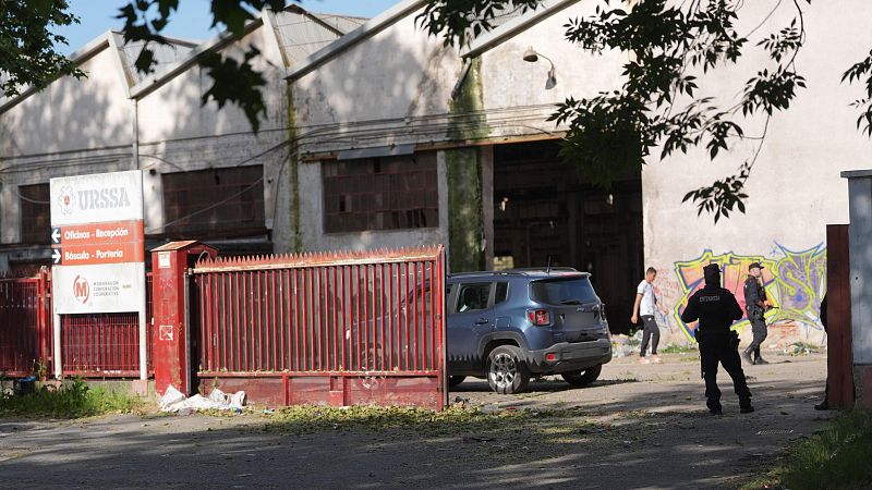 Desalojados dos pabellones industriales en Vitoria, donde vivían más de cien personas | RTVE Play - Ver ahora