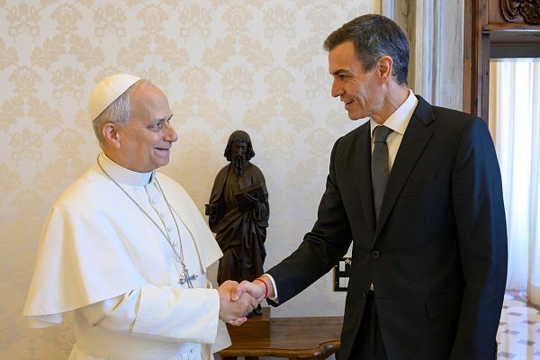 Telediario 1 - "Sintonía" en la primera reunión entre Sánchez y el papa León XIV