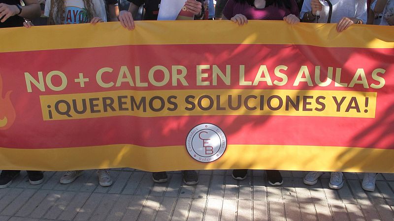 Alumnos achicharrados en clase por la falta de aire acondicionado en las aulas - Telediario 1 | Ver