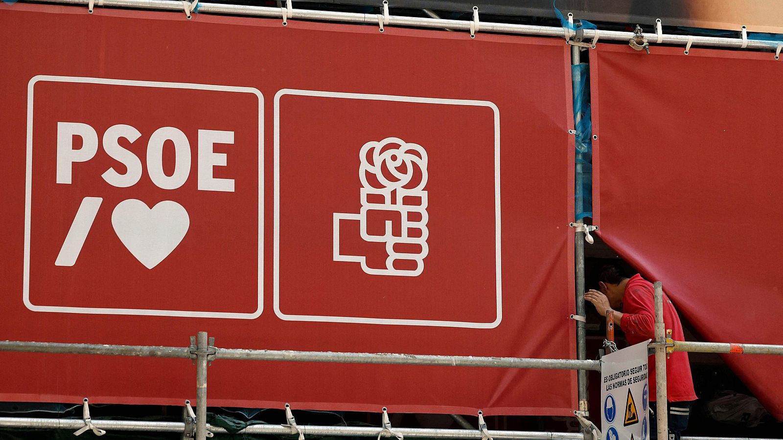 El auto que hemos conocido este miércoles investiga si en el PSOE se montó una estructura para obstaculizar las causas judiciales abiertas contra el partido o el Gobierno