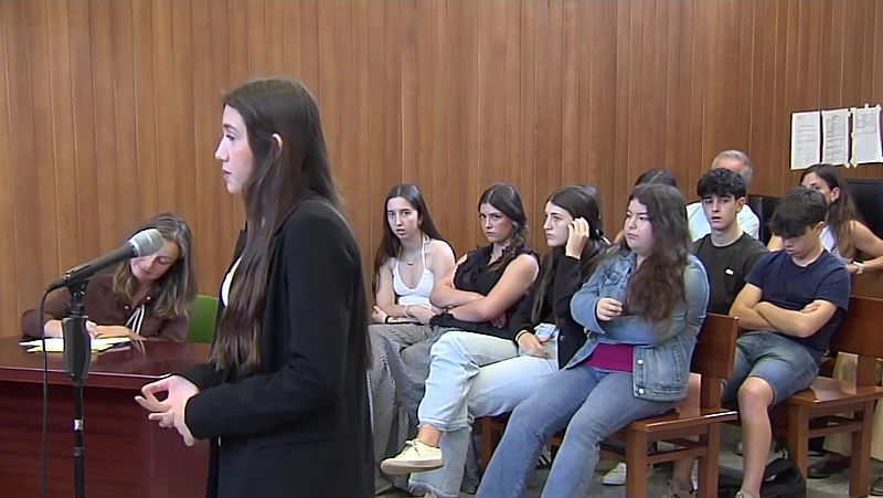 Alumnado dun instituto de Pontevedra participa nun xuizo simulado - Telexornal - Galicia | Vexa