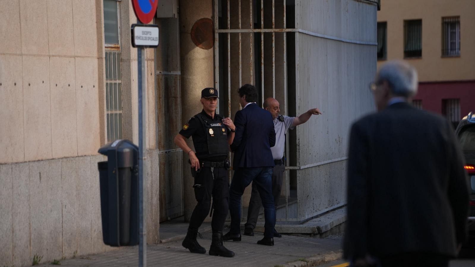 Uno de los focos informativos de este jueves se ha centrado en la Audiencia Provincial de Badajoz, donde ha comenzado el juicio contra David Sánchez, hermano del presidente del Gobierno, Pedro Sánchez, por su presunta contratación irregular en la Diputación de Badajoz, donde ocupó el puesto de coordinador de las Actividades de los Conservatorios.