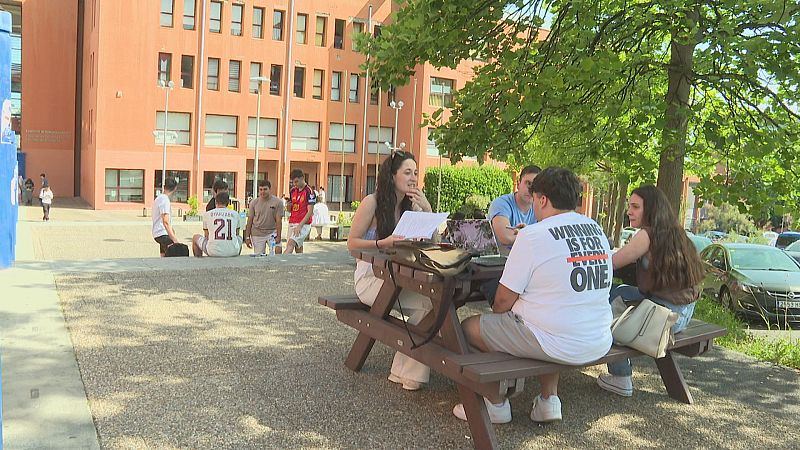 Calor "infernal" en las aulas - TeleCantabria | Ver